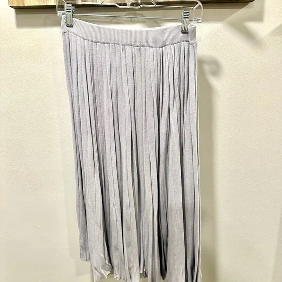 JustFab Light Gray A-Line Pleated Knit Skirt Size M - Picture 5 of 7